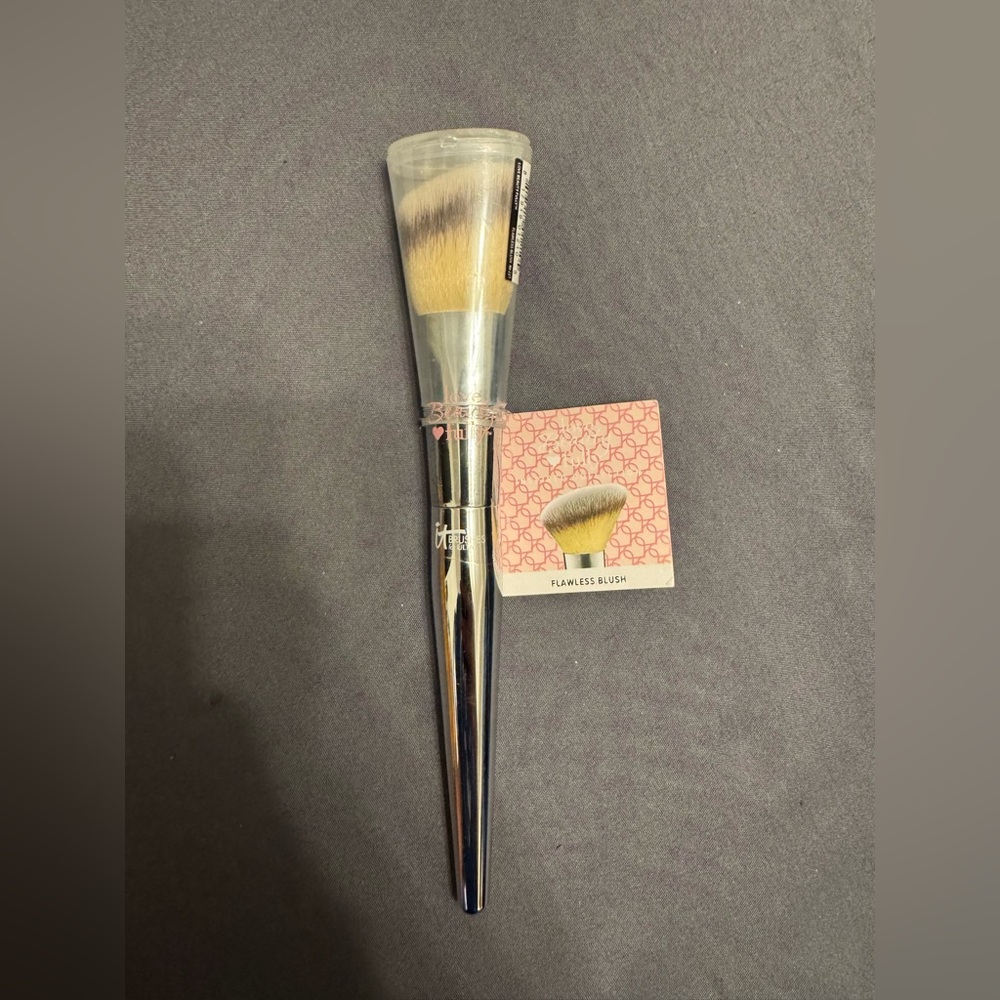 NWT IT Brush Flawless Brush #227